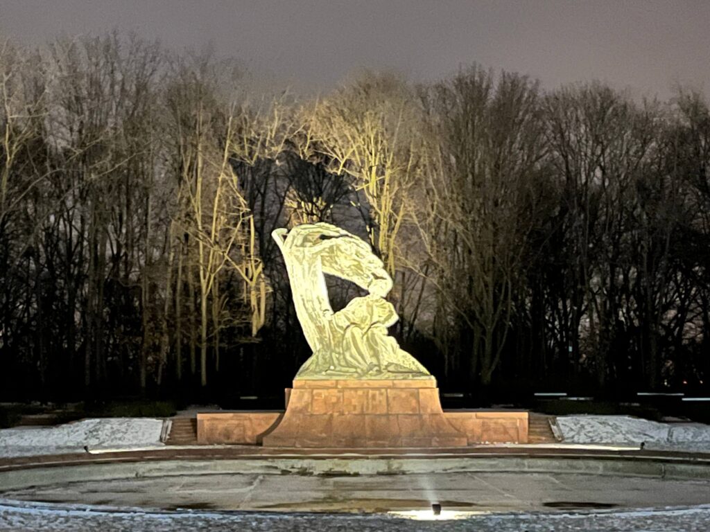 pomnik Chopina noca